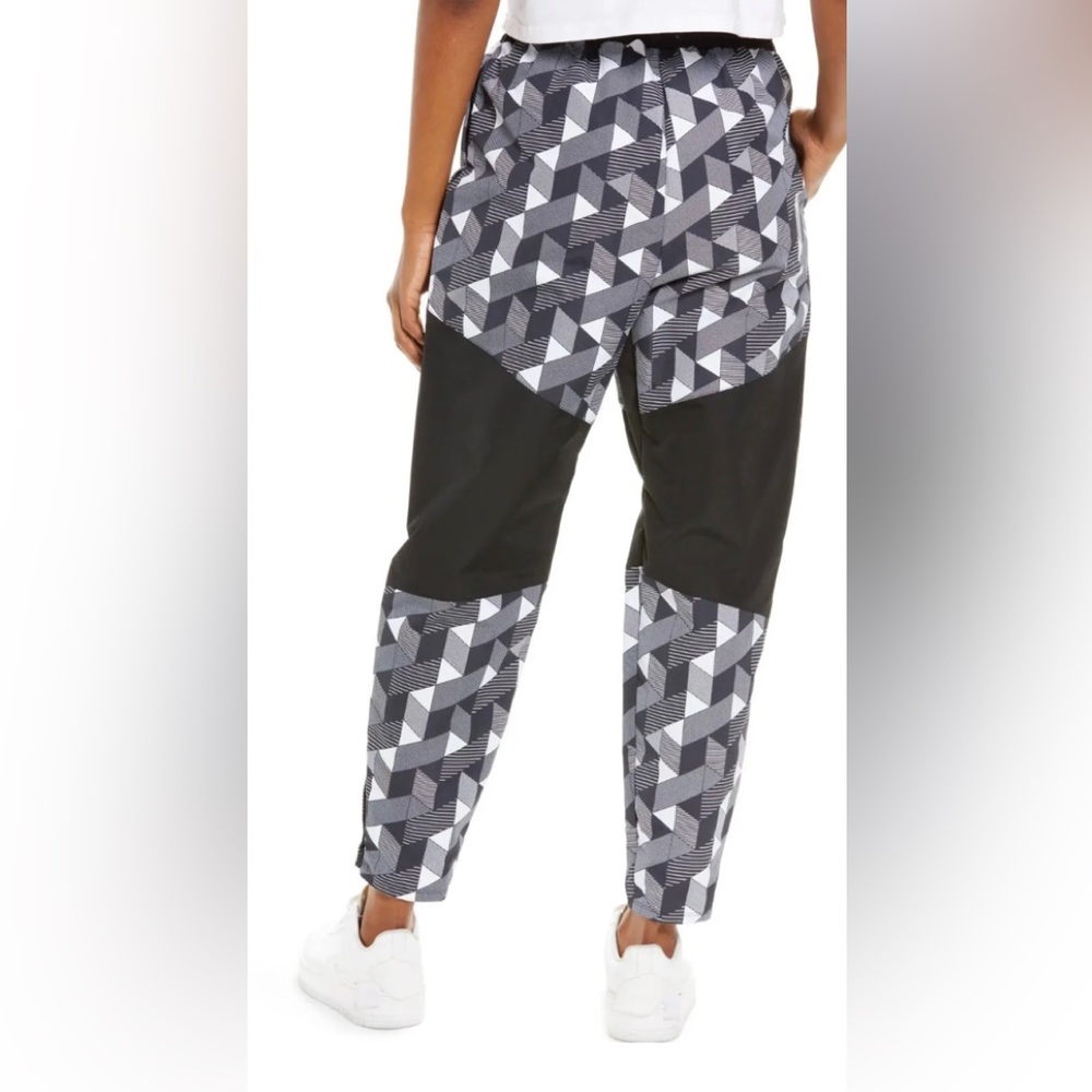 Nike Women’s Nylon Pants Women’s Geometric Black Rainwear, walk-in outdoor pants - Picture 4 of 11